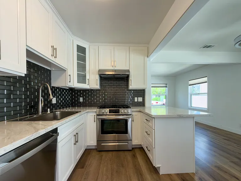 316 N Kenwood St — Photo 9