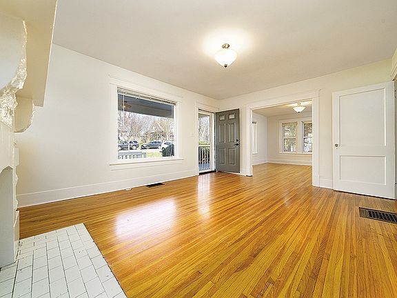 4th image of 915 Bradford Ave