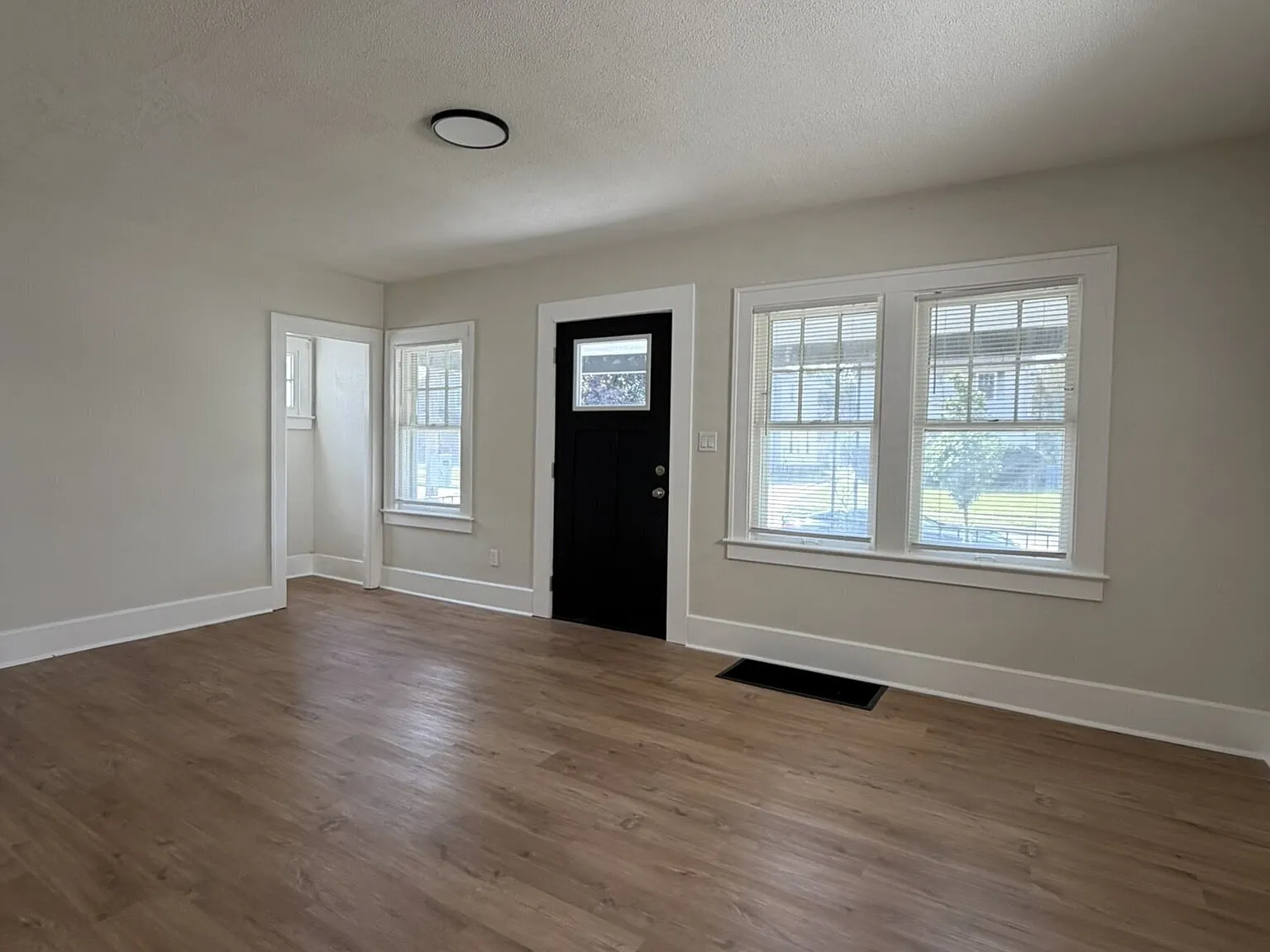 Your Cozy Fall Home Awaits Spacious 4BR with Basement & Garage! — Photo 2