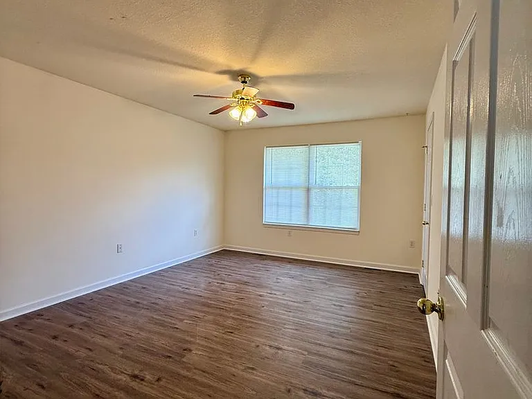 608-610 Curtis Dr — Photo 11