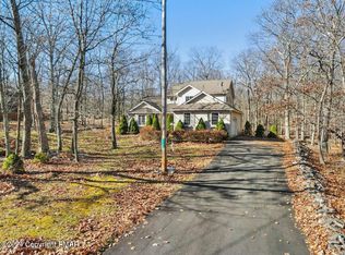 2122 Cardinal Dr, Bushkill, PA 18324