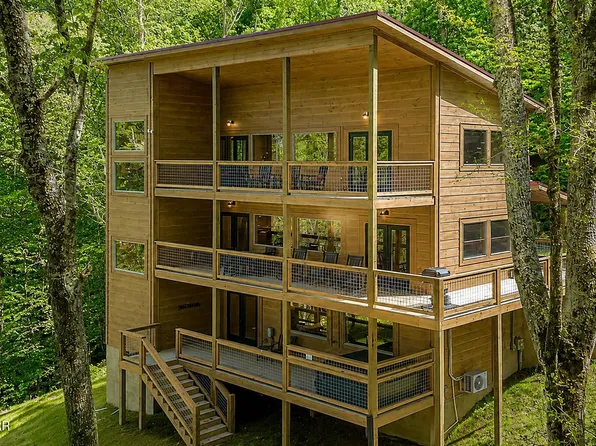 2252 Misty Shadows Dr, Sevierville, TN 37862