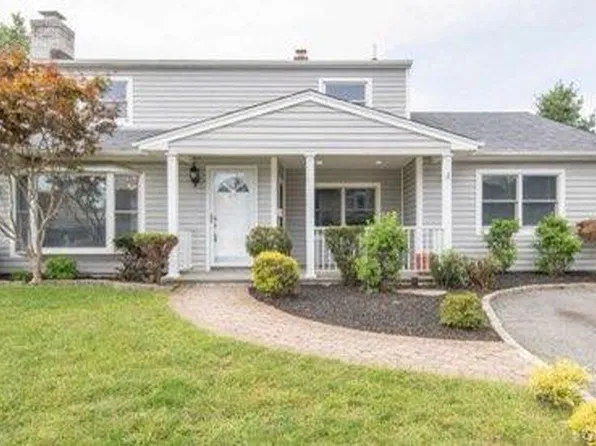 24 Wood Ln, Levittown, NY 11756