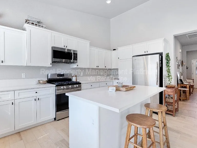 2170 Hermosa Ave — Photo 13