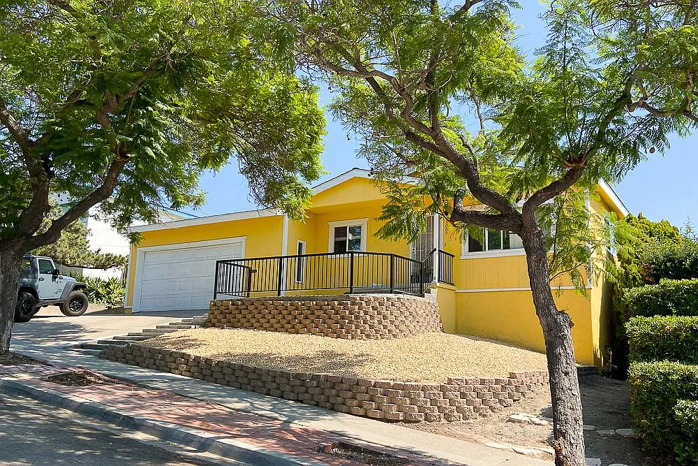 8 bed, 2200 sqft, $9,300 — Photo 1