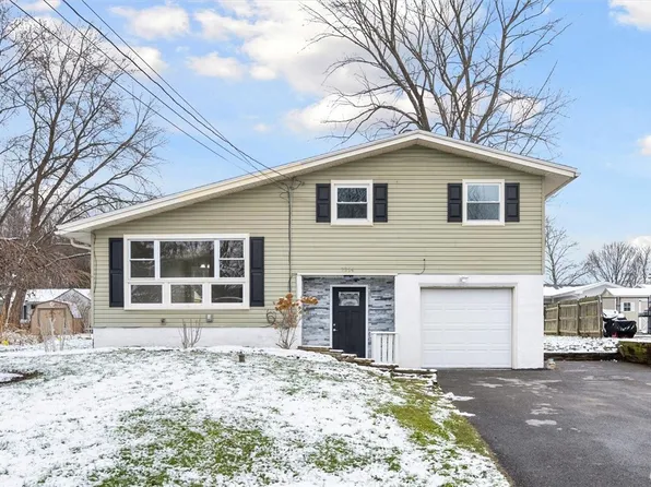 7214 Rosewood Cir, North Syracuse, NY 13212