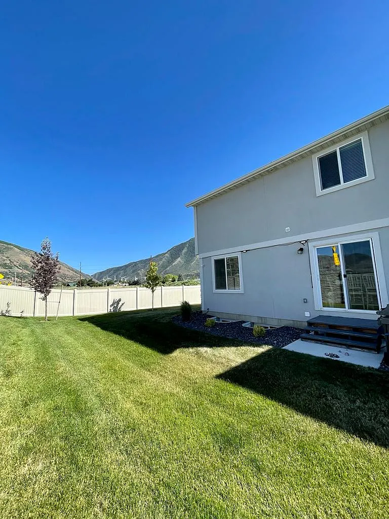 5 bed, 3.5 bath, 2356 sqft, $2,500 — Photo 3