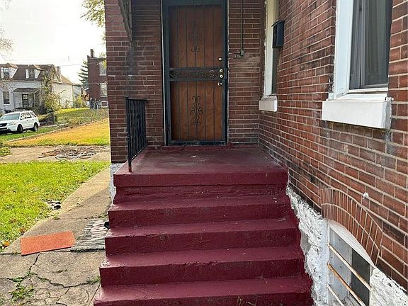 4th image of 1122 McLaran Ave