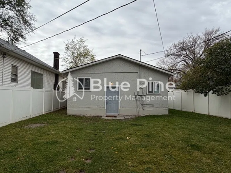 2 bed, 1.0 bath, 900 sqft, $750 — Photo 2