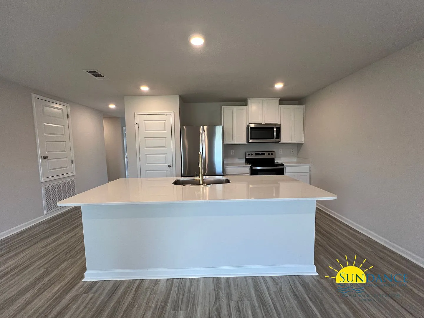 Spacious 4-Bedroom Home in Silver Lake Village, Crestview! — Photo 3
