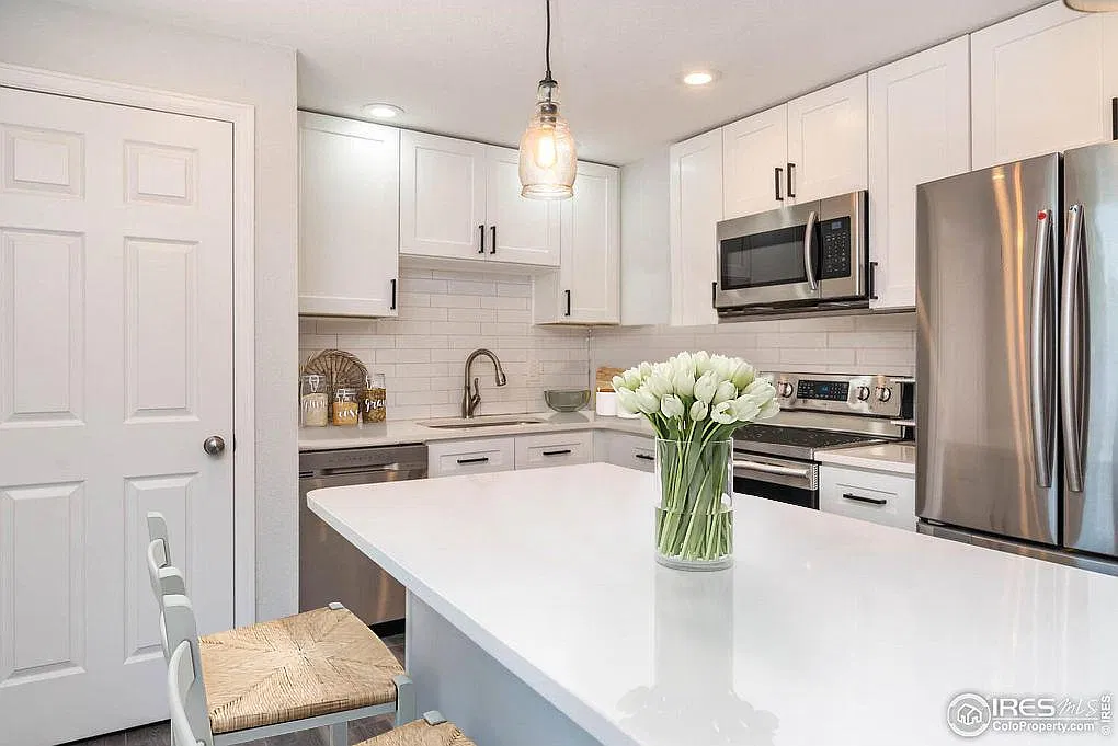 1395 W Holly Dr — Photo 1