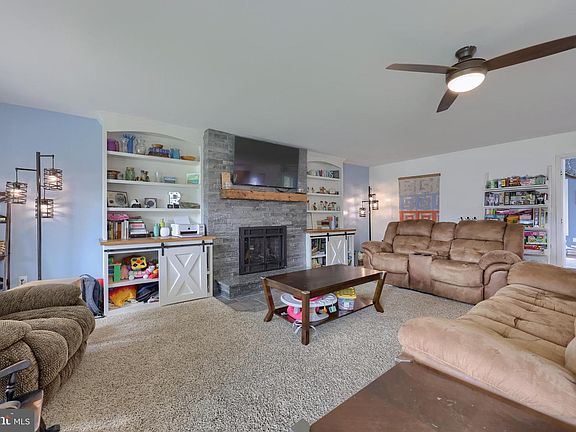 4th image of 980 S Green St