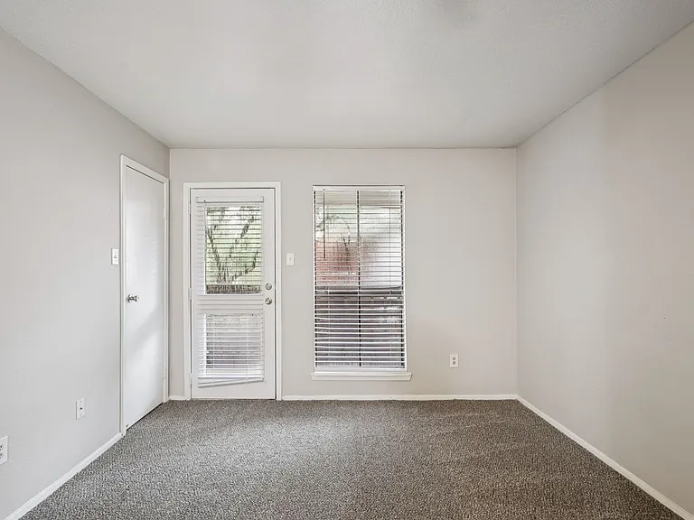 Porterwood Apartments — Photo 32