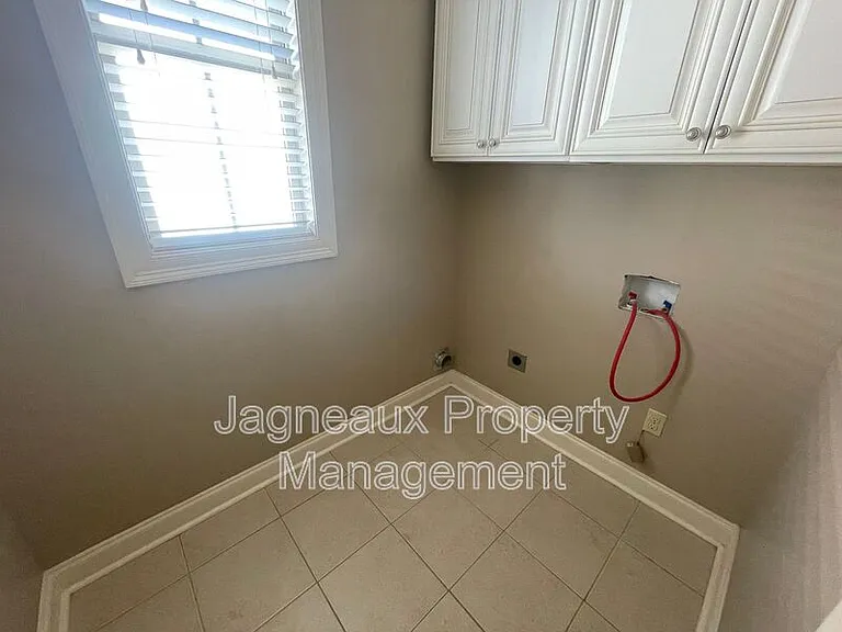 102 Hargrave Dr — Photo 9