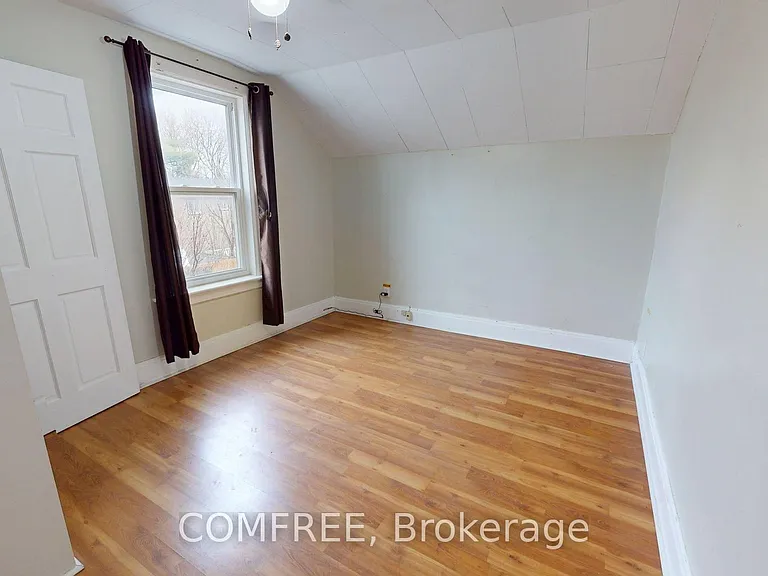 1405 King St E — Photo 12