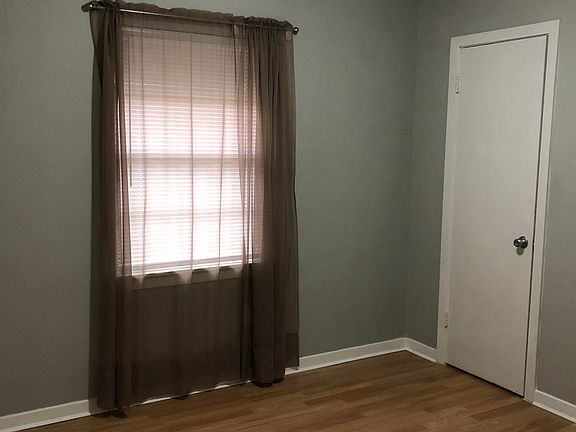 5th image of 225 Robin St