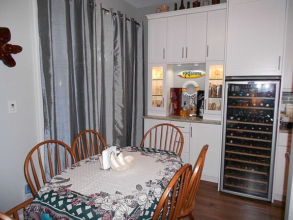 dining/bar area