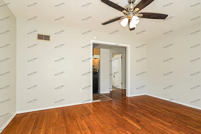 3 bed, 1.0 bath, 864 sqft, $1,595 — Photo 4