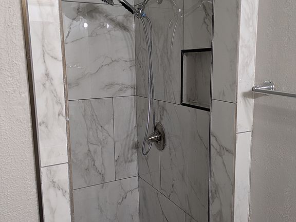 5th image of 514 Norwood Cir W