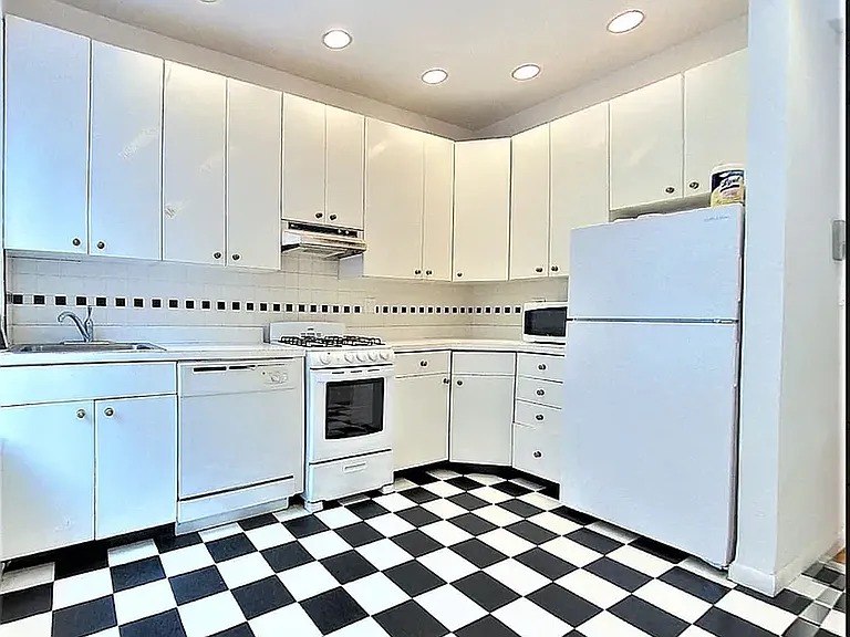 1402 Lexington Ave #7 — Photo 3