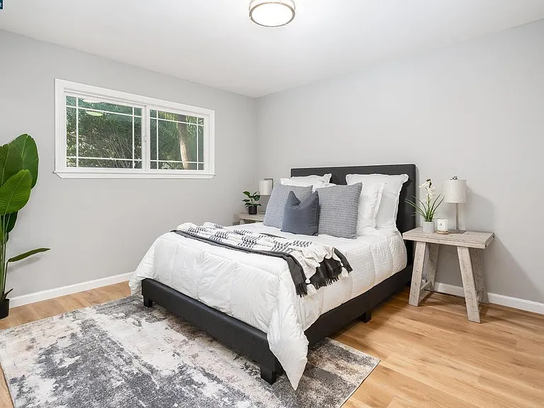 2255 Rockne Dr — Photo 12