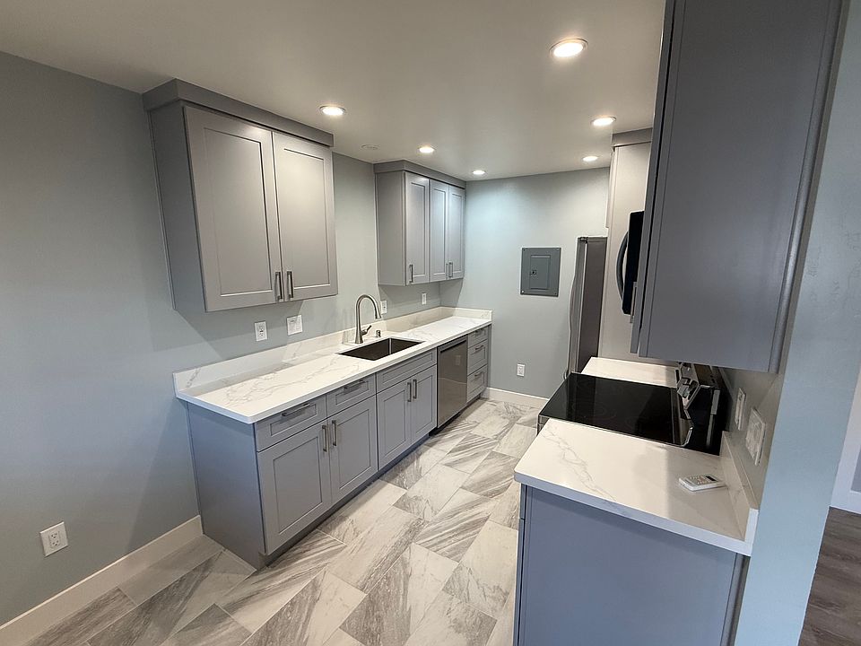 1st image of 956 Castlewood Dr #2