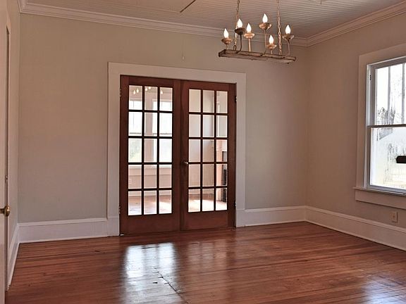 4th image of 1134 Woodlawn St