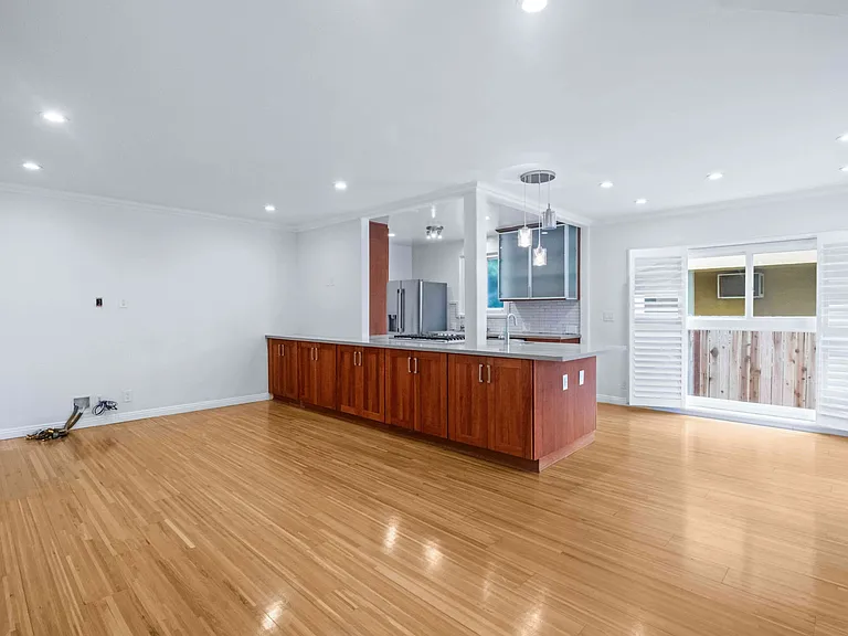 332 S Rexford Dr — Photo 2