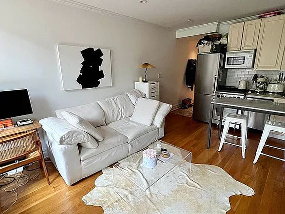 5th image of 271 E 10th St APT 3