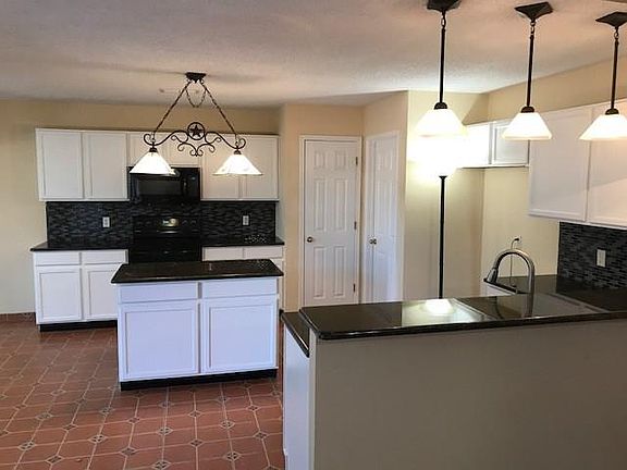 3rd image of 816 Amber Dr