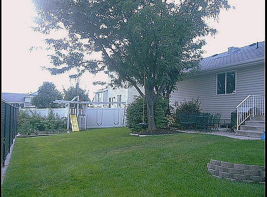 Nice backyard w/playhouse