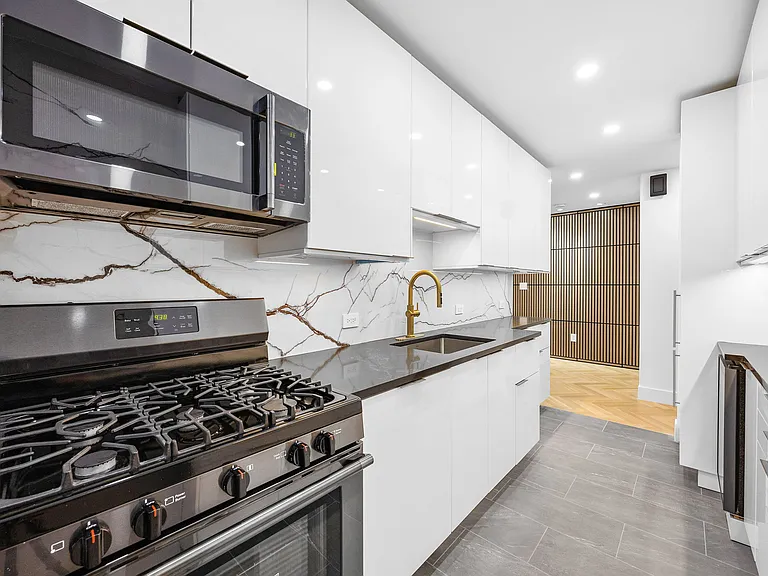 25 Minetta Ln #2F — Photo 13