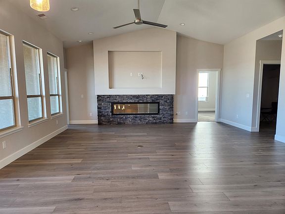 4th image of 689 Arran Way