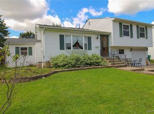7028 Northview Dr, Lockport, NY 14094