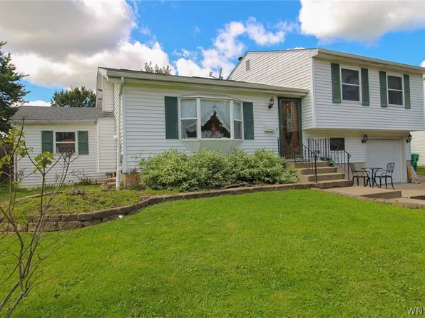 7028 Northview Dr, Lockport, NY 14094
