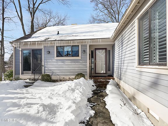 4th image of 302 W Lyon Farm Dr Unit 302