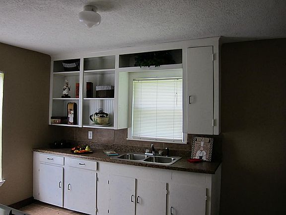 2nd image of 927 Francis Dr