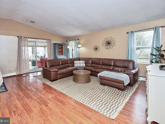 5th image of 1501 Meadow Ct