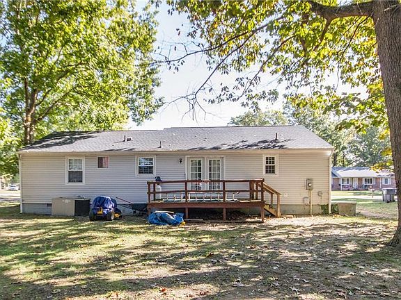 3rd image of 505 Briarwood Cir