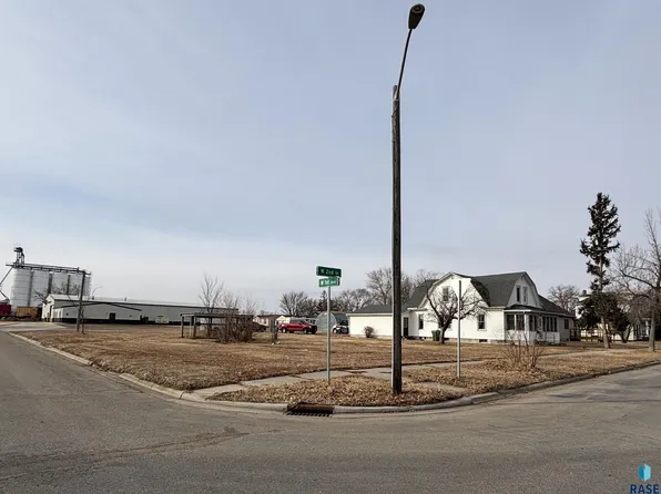 202 W 2nd St, Miller, SD 57362