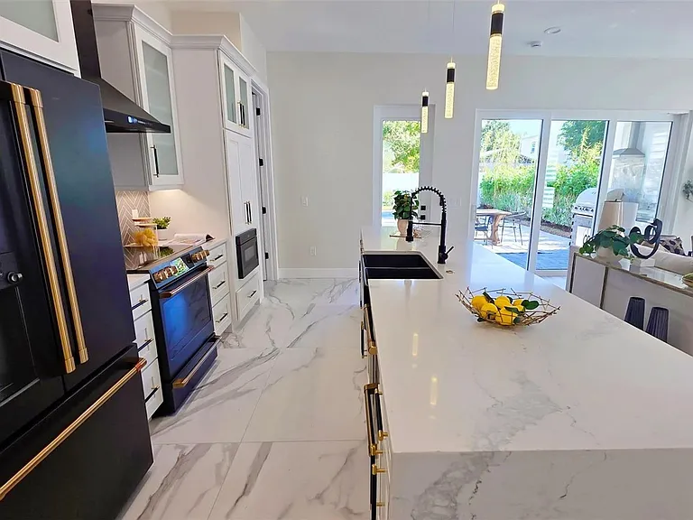 1156 Cocoanut Ave — Photo 12