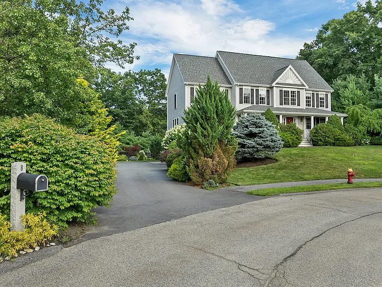 8 Hemlock Ln — Photo 2