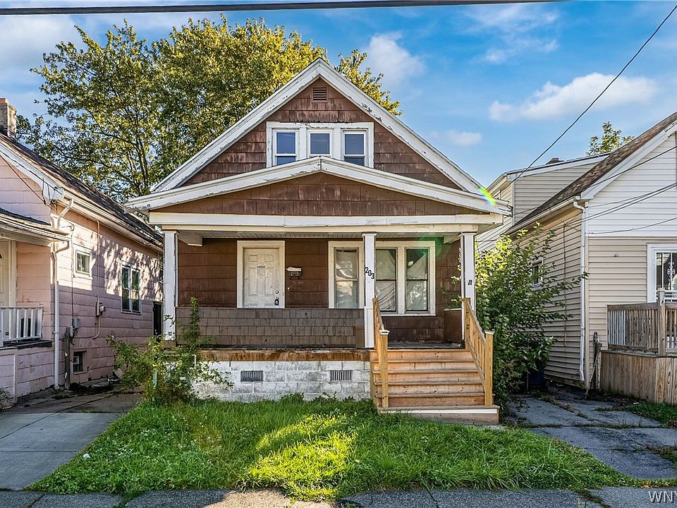 1st image of 203 Roslyn St