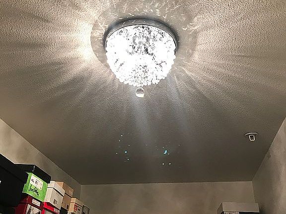 Light fixture in mstr closet