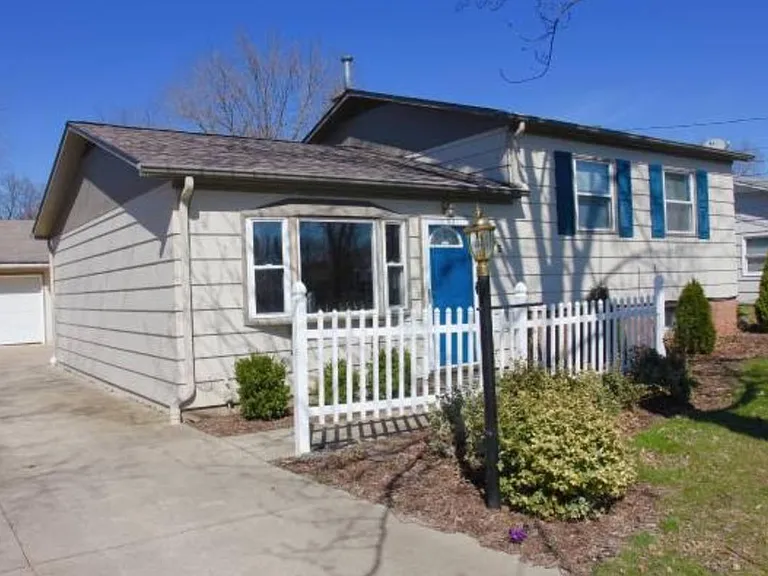 7943 Anderson Ave NE — Photo 32