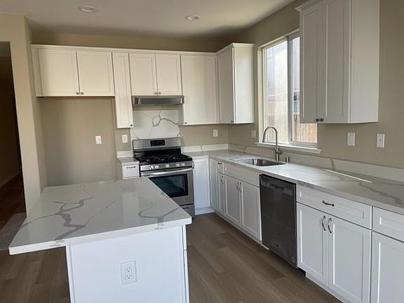 3rd image of 139 Crestwood Ln