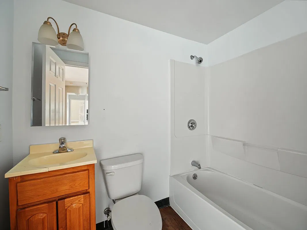 3 bed, 1.0 bath, 1000 sqft, $2,300 — Photo 2