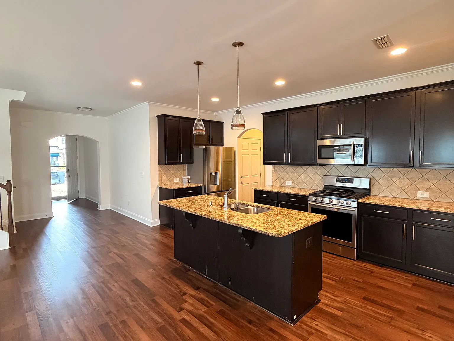 4 bed, 2748 sqft, $3,300 — Photo 4