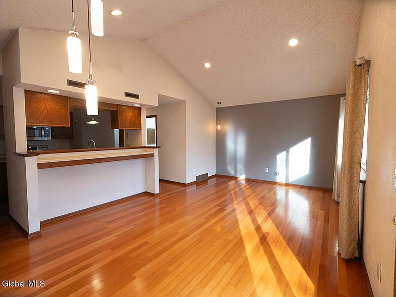 4th image of 208 Yorktown Drive
