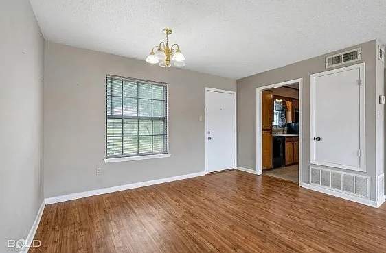 121 Carriage Square Dr — Photo 3
